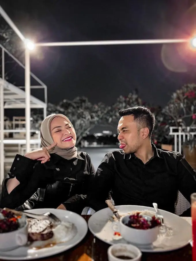 Potret Nathalie Holscher CLBK Bareng Mantan Kekasih, Tampil Serasi Serba Hitam saat Dinner