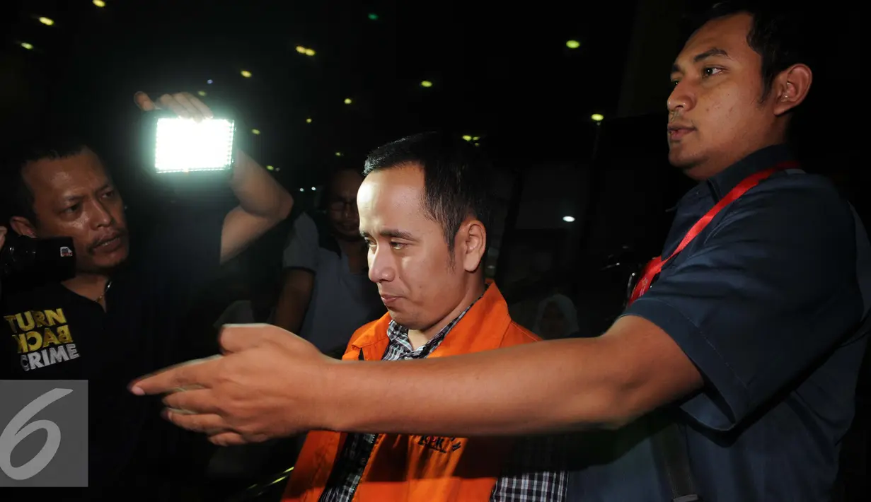 Tersangka kasus dugaan suap pembangunan Pasar Atas Baru Cimahi tahap II Triswara Dhanu Brata usai menjalani pemeriksaan di Gedung KPK, Jakarta, Rabu (18/1). (Liputan6.com/Helmi Affandi)