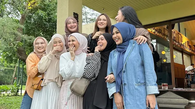 Lesti Kejora tersenyum saat arisan bareng rekan selebriti