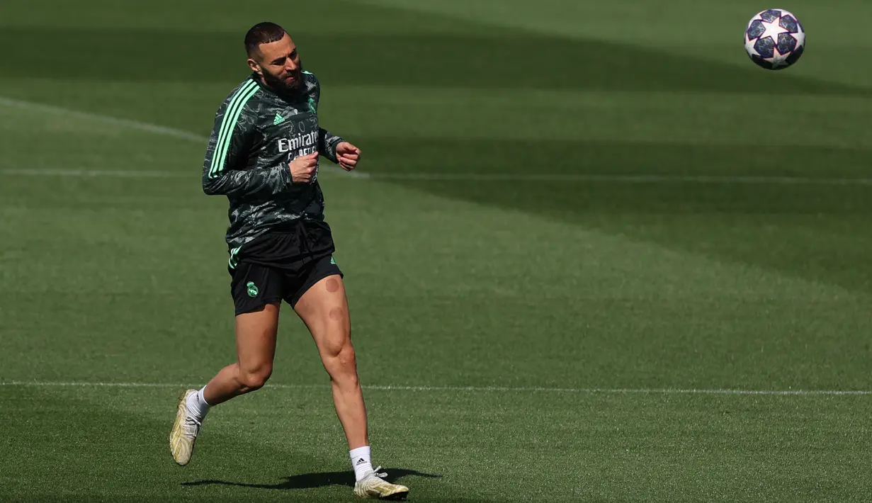 <p>Penyerang Real Madrid Karim Benzema mengikuti sesi latihan menjelang leg pertama babak perempat final Liga Champions melawan Chelsea, di Valdebebas Sport City di Madrid, Selasa (11/4/2023). (Photo by PIERRE-PHILIPPE MARCOU / AFP)</p>