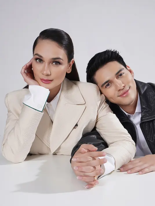 Sementara Maxime lebih maskulin dengan paduan kemeja putih dan jaket kulit hitam [@lunamaya]