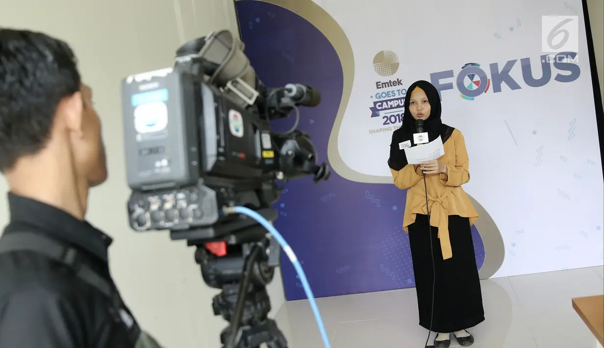 Seorang mahasiswi mengikuti lomba presenter saat  Emtek Goes to Campus (EGTC) 2018 di Universitas Negeri Semarang (UNNES), Semarang, Selasa (17/7). Lomba presenter EGTC 2018 mencari juara 1 dari enam kota. (Liputan6.com/Herman Zakharia)