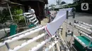 Jalan Raya Parung-Gunung Sindur, Bogor, Jawa Barat, Jumat (21/08/2020). Rakitan pipa PVC hidroponik dan ditambah mesin pompa air dijual dengan harga Rp 475 Ribu hingga Rp 1.3 Juta tergantung ukuran. (merdeka.com/Dwi Narwoko)