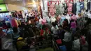 Warga memadati pasar Beringharjo Yogyakarta,(26/6).Blok penjualan pakaian paling banyak di serbu warga meskipun lebaran masih menyisakan sepuluh hari.(Boy T Harjanto)