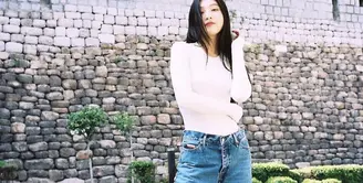 Joy mengenakan boot cut jeans yang dipadukan dengan long slevee putih. Sepatu sneakers pun membuat tampilannya lebih simple dan nyaman. Dok. Instagram @_imyour_joy