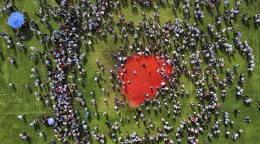Pemandangan dari udara orang-orang yang berpartisipasi dalam Festival Pertarungan Tomat, di Sutamarchan, Departemen Boyaca, Kolombia, pada 11 Juni 2023. (AFP/Juan Barreto)