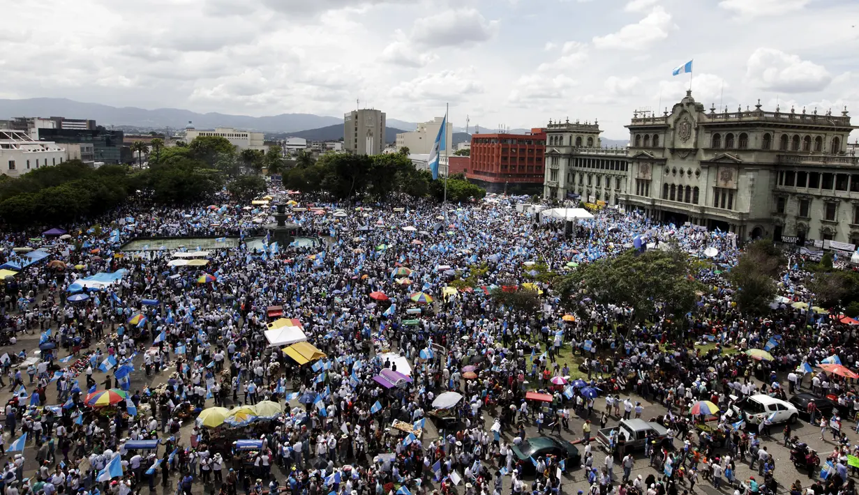 Ribuan warga berunjuk rasa menuntut mundur Presiden Otto Perez di depan Istana Nasional Guatemala City, Kamis (27/8/2015). Aksi ini dilakukan setelah Presiden Perez menolak mundur usai dituding terlibat skandal korupsi bea cukai. (REUTERS/Jose Cabezas)