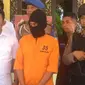 Seorang ustaz berinisial HG, warga Desa Bancamara, Kecamatan Dungkek, Kabupaten Sumenep, Madura, Jawa Timur, tega mencabuli muridnya sendiri hingga berulang kali. (Liputan6.com/ Fahrul)