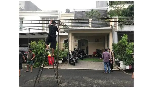 7 Potret Suasana Rumah Duka Vanessa Angel dan Bibi Andriansyah, Dijaga Sejumlah Aparat