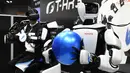 Robot humanoid generasi ketiga T-HR3 memegang bola karet saat Pameran Robot Internasional 2017 di Tokyo (29/11). T-HR3 merupakan generasi ketiga yang dikembangkan dan dirancang oleh Divisi Robot Mitra Toyota. (AFP/Toru Yamanaka)
