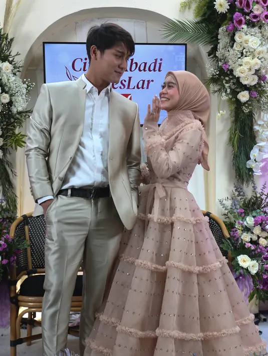 Diskusi yang dilakukan Lesti dan Billar tentang persiapan pernikahan mereka dilakukan malam hari. Pastinya usai Billar menyelesaikan syutingnya lebih dulu. (Budy Santoso/Kapanlagi)