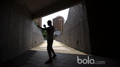 Petinju Indonesia, Daud Yordan melakukan latihan ringan di kawasan pedestrian Singapura jelang melawan petinju Thailand, Campee Phayom di Singapura, Jumat, (24/3/2017). Duel Daud dan Campee bukan partai utama. (Bola.com/Nicklas Hanoatubun)