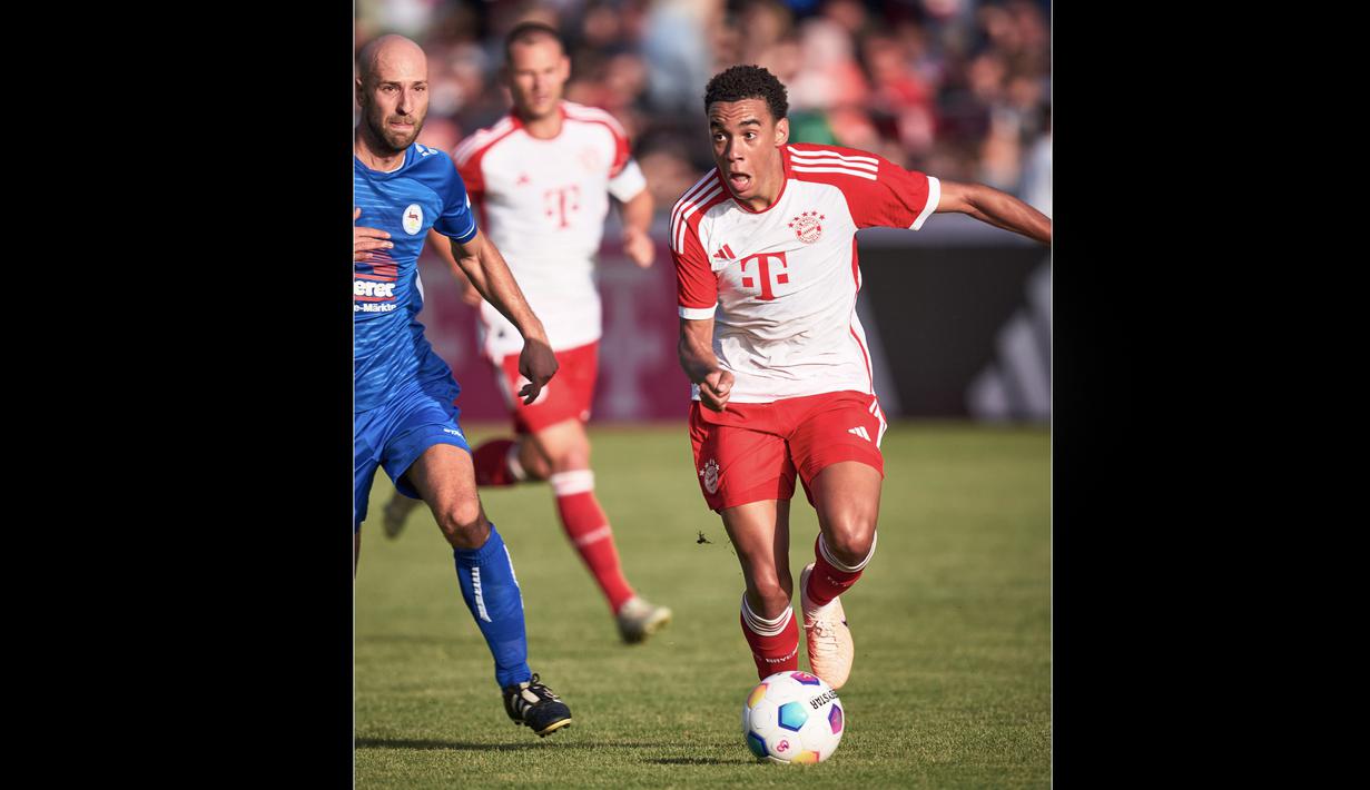 Pemain Bayern Munchen, Jamal Musiala (kanan), mengontrol bola dalam pertandingan pramusim melawan  FC Rottach-Egern, Rabu (19/7/2023). Jamal Musiala menyumbang lima gol dalam pertandingan kali ini. (Dok. Bayern Munchen)