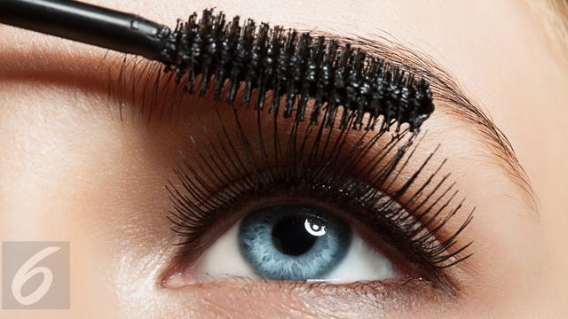 4 Langkah Mudah Bersihkan Sisa Makeup Maskara Yang Membandel Fashion Beauty Liputan6 Com
