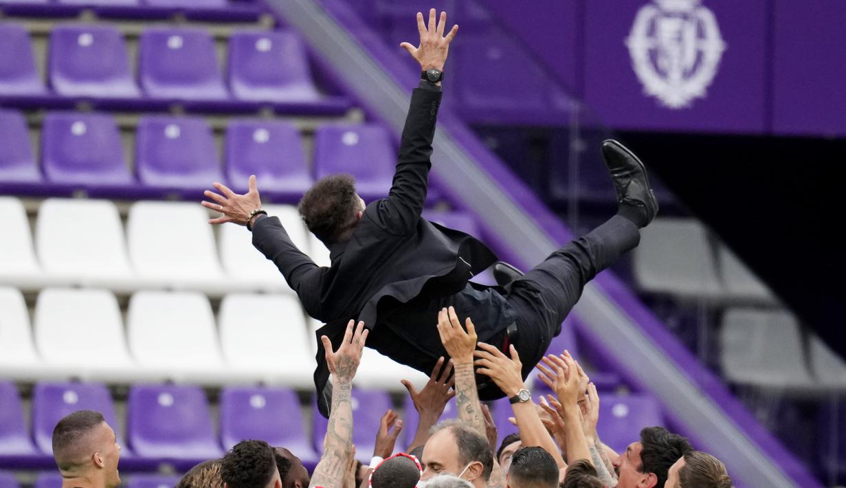 Pelatih Atletico Madrid, Diego Simone, diangkat para pemainnya saat merayakan kemenangan atas Real Valladolid pada laga Liga Spanyol di Stadion Jose Zorrilla, Sabtu (22/5/2021). Atletico Madrid menang dengan skor 2-1. (AP/Manu Fernandez)