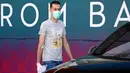 Gelandang Barcelona, Sergio Busquets, dengan menggunakan masker dan sarung tangan tiba di Pusat Latihan Barcelona, Rabu (7/5/2020). Para pemain melakukan tes Covid-19 sebelum menjalani latihan secara penuh. (AFP/Miguel Ruiz)