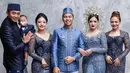 Akad nikah pakai kebaya biru muda, saat resepsi Amel Carla manglingi dengan kebaya biru dongker. Makeup bold dan tatanan rambutnya sangat cocok dengan Amel Carla. Mantan artis cilik ini adalah anak ketiga dari tiga bersaudara. Ini adalah foto Amel bersama dua kakak kandung dan kakak iparnya. Amel dan kakak perempuannya itu diketahui terpaut usia 5 tahun. (Liputan6.com/IG/@amelcarla)