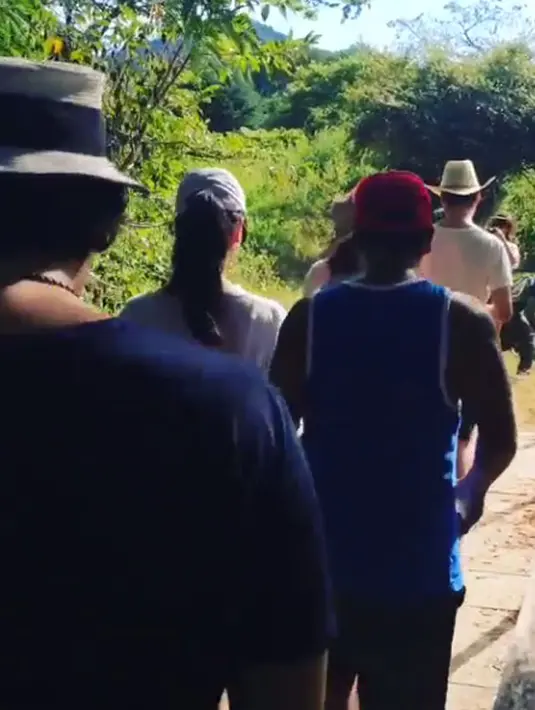 Luna Maya tidak sendirian liburan ke Pulau Komodo, kira-kira yang mana Luna dan Reino Barack ya? (via Instagram/Luna Maya)