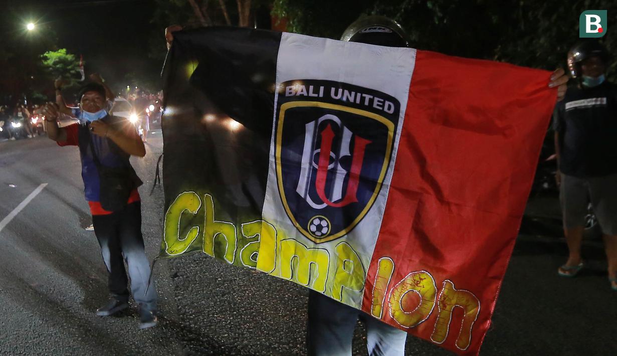 Sejumlah suporter Bali United turun ke jalan untuk merayakan keberhasilan tim kesayangannya menjuarai BRI Liga 1 2021/2022 di Bali, Sabtu (26/3/2022) dini hari. Skuat Serdadu Tridatu berhasil mencatatkan Back to Back usai berhasil mempertahankan juara pada 2019 lalu. (Bola.com/M Iqbal Ichsan)