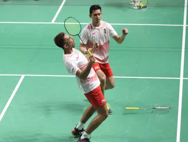 Pasangan Indonesia, Fajar Alfian/M Rian Ardianto, saat melawan wakil Jepang, Takuto Inoue/Yuki Kaneko, pada laga Asian Games di Istora, Jakarta, Selasa (21/8/2018). Fajar/Rian menang 21-10, 21-10. (Liputan6.com/Helmi Fithriansyah)