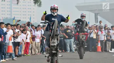 Freestyler melakukan atraksi freestyle sepeda motor saat memeriahkan Festival Damai Millenial Road Safety di Monas, Jakarta, Minggu (23/6/2019). Festival ini menyosialisasikan disiplin berlalu lintas serta merajut persatuan dan kesatuan, khususnya generasi millienial. (merdeka.com/Iqbal Nugroho)