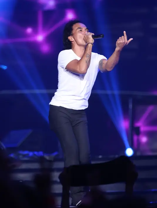 Lagu yang di rilis sejak 2004 silam itu, para penonton ikut bernyanyi bergoyang bersama Kaka. (Andy Masela/Bintang.com)