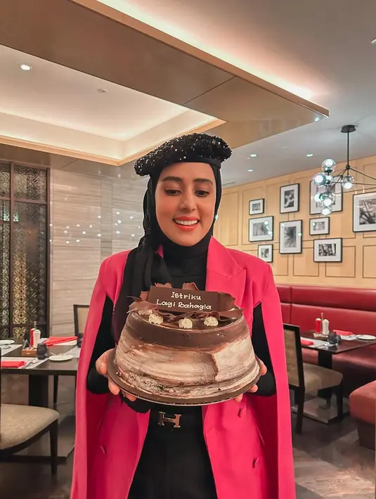 Potret bahagia pemeran ketika kembali mendapatkan kejutan dari suami tercintanya. Ia bersyukur ulang tahun kali ini bisa bersama keluarga dan sahabat. [Instagram/fairuzarafiq]