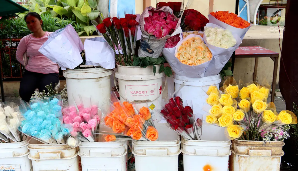 Deretan bunga mawar aneka warna dijual di kawasan Tangerang, Banten, Selasa (13/2). Hari Valentine atau Hari Kasih Sayang diperingati setiap tanggal 14 Februari. (Liputan6.com/Angga Yuniar)
