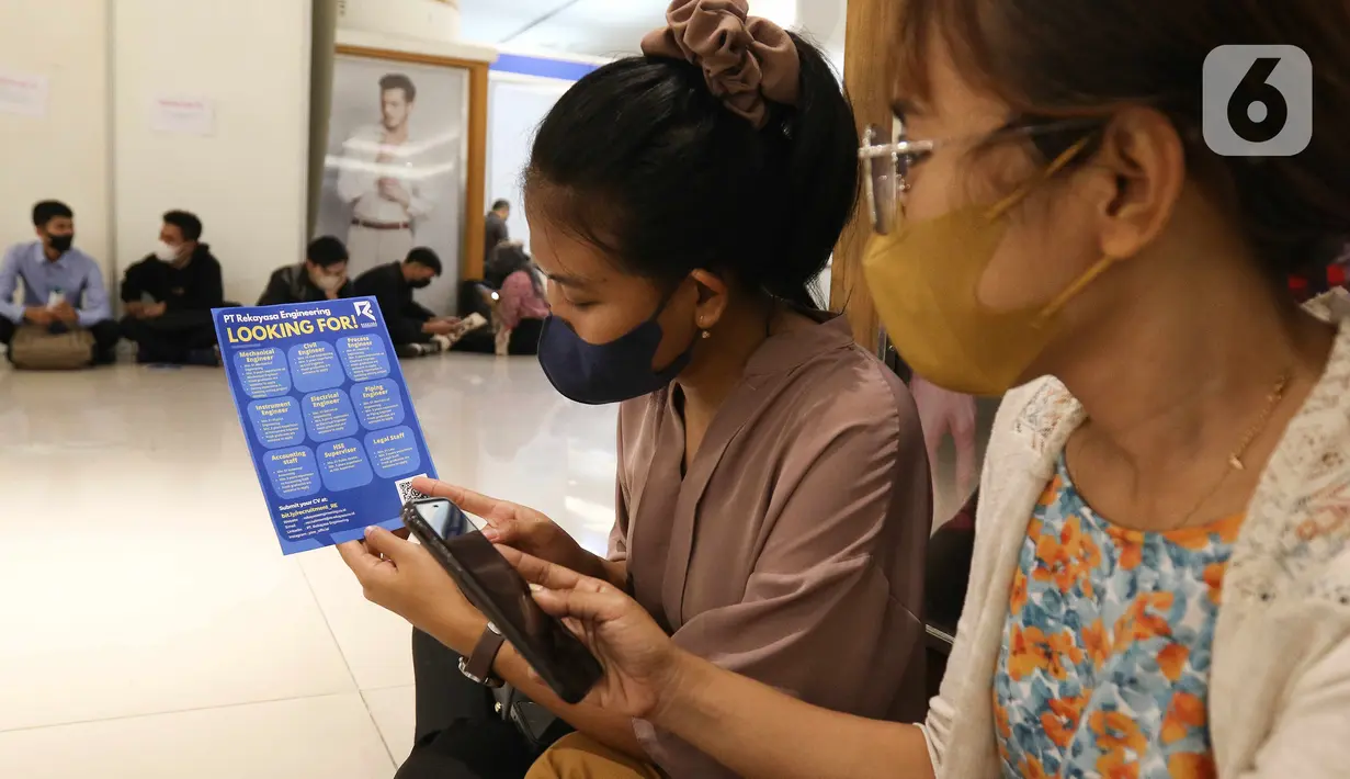 Pencari kerja memperlihatkan brosur lowongan pekerjaan saat diselenggarakannya Jakarta Job Fair 2022 di Plaza Semanggi, Jakarta, Rabu (26/10/2022). Bursa lowongan kerja yang diikuti 40 perusahaan dengan 6822 lowongan pekerjaan ini dipenuhi pencari kerja dari berbagai wilayah Jabodetabek dan sekitarnya. (Liputan6.com/Herman Zakharia)