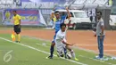 Pesepakbola Martapura FC, M Husein (depan) menghindari kawalan Rendi Saputra (Persiba) di lanjutan Piala Presiden 2015 di Stadion Si Jalak Harupat, Bandung, Minggu (9/6/2015). Martapura kalah 2-3 dari Persiba. (Liputan6.com/Helmi Fithriansyah)