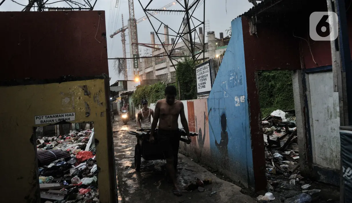 Warga saat mengevakuasi barang dari rumah mereka yang dibongkar di Kampung Bayam, Kelurahan Papanggo, Tanjung Priok, Jakarta, Rabu (21/10/2020). Sebanyak 369 kepala keluarga di RT 10 RW 08 Kelurahan Papanggo tergusur pembangunan Jakarta Intenational Stadium (JIS). (merdeka.com/Iqbal S. Nugroho)