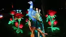 Instalasi cahaya dalam sebuah pertunjukan lentera bertajuk "Taman Ajaib" di Tropical Botanical Garden di Lisbon, Portugal pada 28 Desember 2020. Perhelatan itu akan berlangsung hingga 10 Januari 2021 mendatang. (Xinhua/Pedro Fiuza)