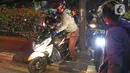 Pemudik motor menerobos trotoar di Jalan Kedungwaringin, Kabupaten Bekasi, Jawa Barat, Minggu (9/5/2021). Pemudik memblokir jalan saat penyekatan di posko penyekatan mudik di Kedungwaringin. (Liputan6.com/Herman Zakharia)
