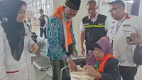 Seorang calon jemaah haji asal Gresik, Jawa Timur sempat tertahan di imigrasi Bandara Internasional Amir Mohammed bin Abdul Aziz (AMAA), Madinah, Sabtu (27/5/2023) pagi waktu setempat. (Liputan6.com/Nafiysul Qodar)