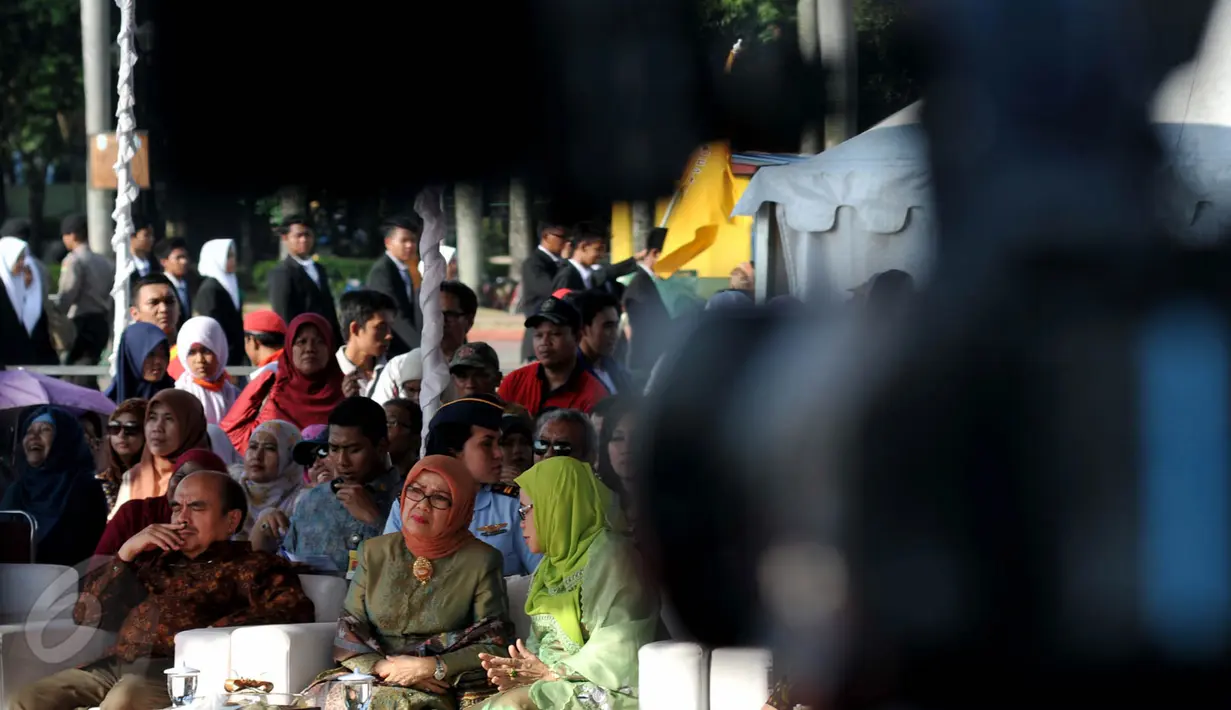 Ibu Negara Hj. Mufidah Jusuf Kalla (tengah) saat menghadiri pembukaan Muhammadiyah Expo 2015 di kawasan Monas Jakarta, Kamis (28/5/2015). Kegiatan tersebut merupakan rangkaian kegiatan pendukung Muktamar Muhammadiyah ke-47. (Liputan6.com/Johan Tallo)
