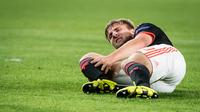 Bek kiri Manchester United, Luke Shaw memperlihatkan ekspresi kesakitan saat berlaga kontra PSV Eindhoven pada ajang Liga Champions 2015-2016, di Eindhoven (15/9/2015). Shaw masih diharapkan tampil di Euro 2016.  (EPA/Ronald Bonestroo)