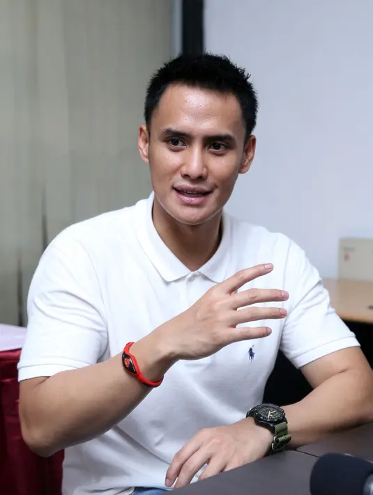 'Passion saya yang paling utama, mimpi saya di dunia entertainment. Yang lain menopang kesuksesan,' ungkap Choky. (Nurwahyunan/Bintang.com)