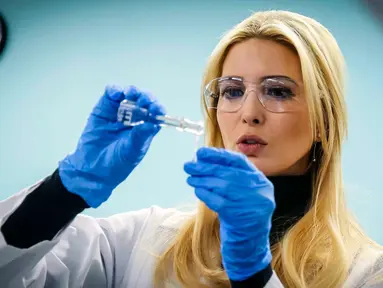 Ivanka Trump menggunakan pipet mengukur tingkat nikotin dalam rokok ketika melakukan kunjungan di laboratorium di  Waukee Innovation and Learning Centre di Waukee, Iowa, (19/3). (Rodney White/The Des Moines Register via AP)