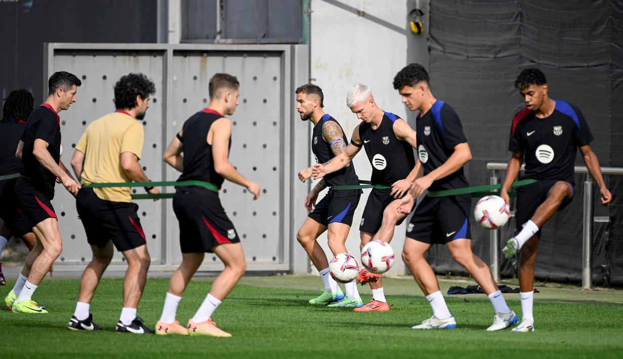 Pertandingan El Clasico Liga Spanyol antara Real Madrid vs Barcelona ini dijadwalkan kick-off Minggu, 27 Oktober 2024, jam 02.00 WIB. (AFP/Josep Lago)