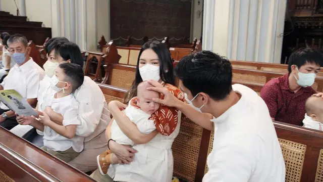 Tampil Gemas, Ini 7 Momen Pembaptisan Putra Marcel Chandrawinata di Katedral Jakarta