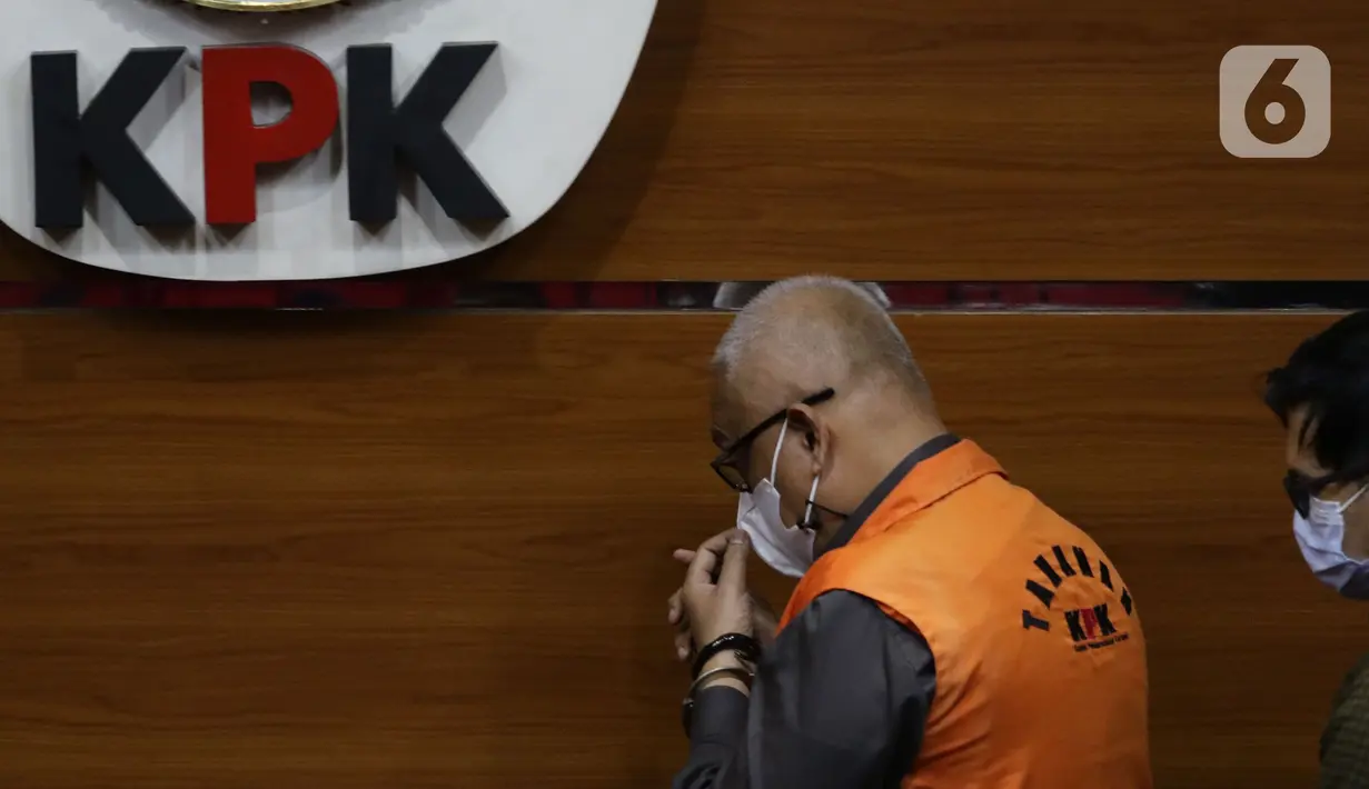 Mantan Bupati Buru Selatan, Tagop Sudarsono Soulisa (kiri) usai rilis penahanan tersangka di Gedung KPK, Jakarta, Rabu (26/1/2022). Tagop S S ditetapkan sebagai tersangka suap, gratifikasi, dan TPPU terkait pengadaan barang jasa di Kab Buru Selatan tahun 2011-2016. (Liputan6.com/Helmi Fithriansyah)