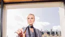 <p>Nicky Hilton mengenakan setelan warna abu-abu dengan atasan vest dipadukan blazer dan mini skirt senada. Sambil mengenakan dasi yang dililitkan di lehernya. [@nickyhilton]</p>