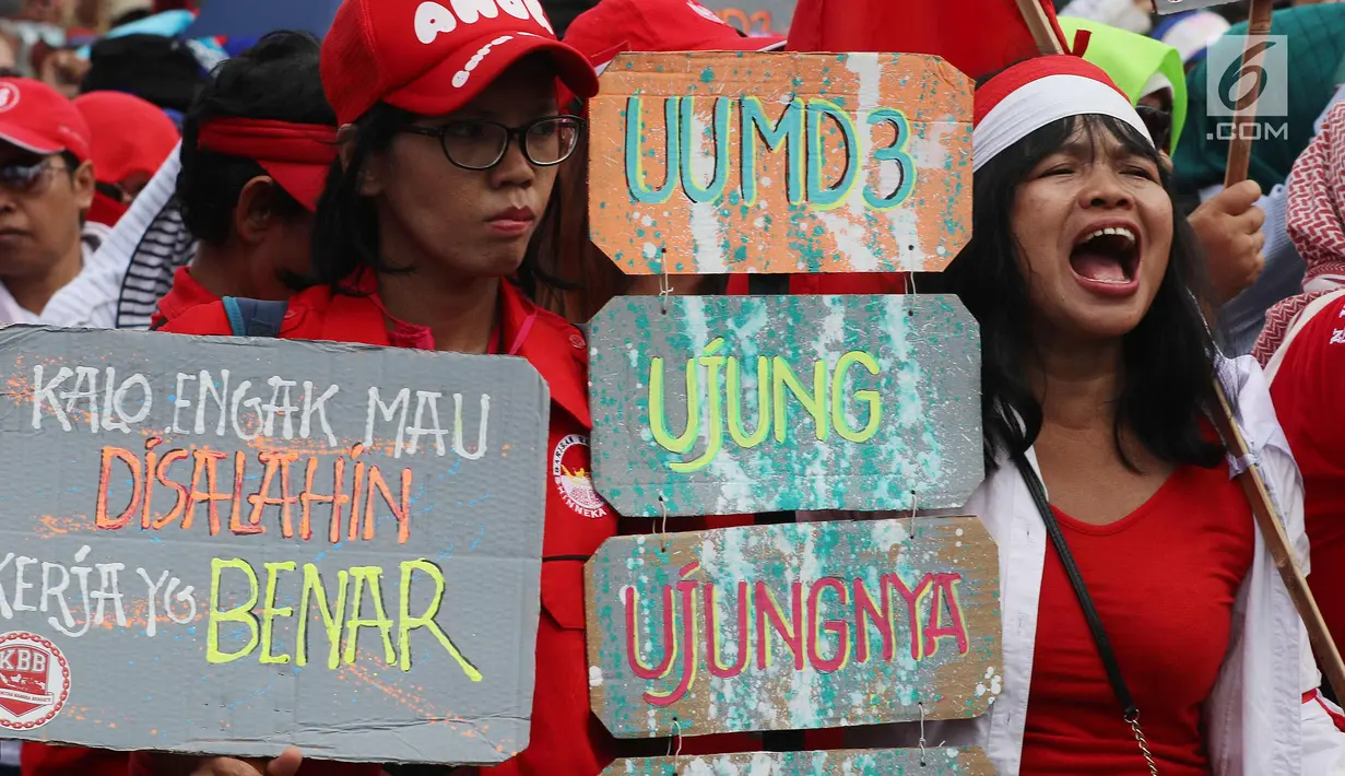Masyarakat dari Presidium Rakyat Menggugat berteriak saat melakukan demo di depan Gedung MPR/DPR, Senayan, Jakarta, Jumat (23/3). Dalam aksinya mereka menuntut Penolakan UU No. 2/2018 tentang MD3 terkhusus pada pasal 73;122;245. (Liputan6.com/Johan Tallo)
