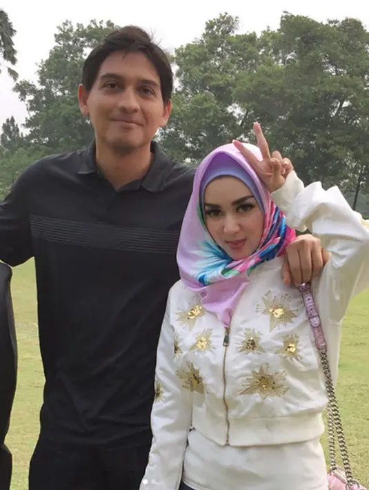 Selain itu Lucky mengatakan kabar kawin kontrak ini juga hanya sekedar gossip yang kapanpun akan menjadi gossip karena tidak disertakan bukti. Ia menyebutkan juga kabar ini hanya bahan obrolan para penghibah. (Instagram/tiaradewireal)