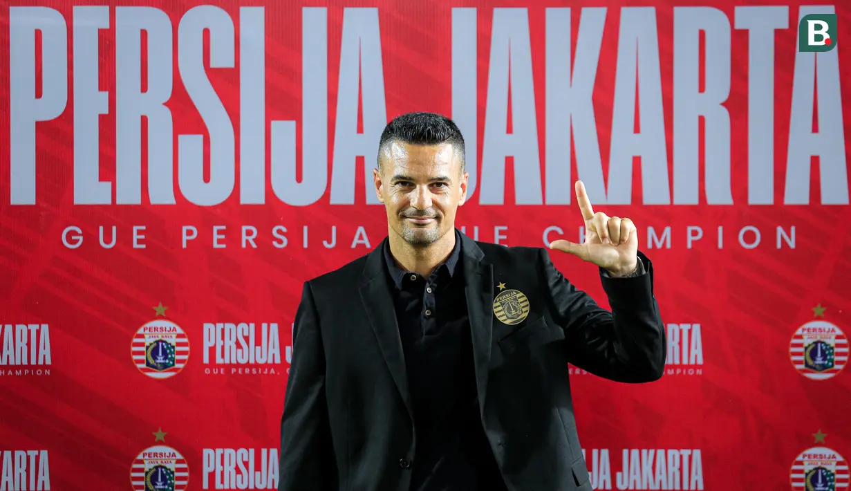<p>Pelatih baru Persija Jakarta, Carlos Pena berpose saat konferensi pers yang berlangsung di Nirwana Park, Bojongsari, Sawangan, Sabtu (29/06/2024). (Bola.com/Bagaskara Lazuardi)</p>
