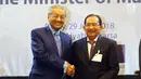 Perdana Menteri (PM) Malaysia, Mahathir Mohamad (kiri) dan Ketua Indonesia-Malaysia Business Council (IMBC) Tanri Abeng (kanan) berjabat tangan saat melakukan pertemuan di Hotel Grand Hyatt Jakarta, Jumat (29/06). (Liputan6.com/HO/Ismail)
