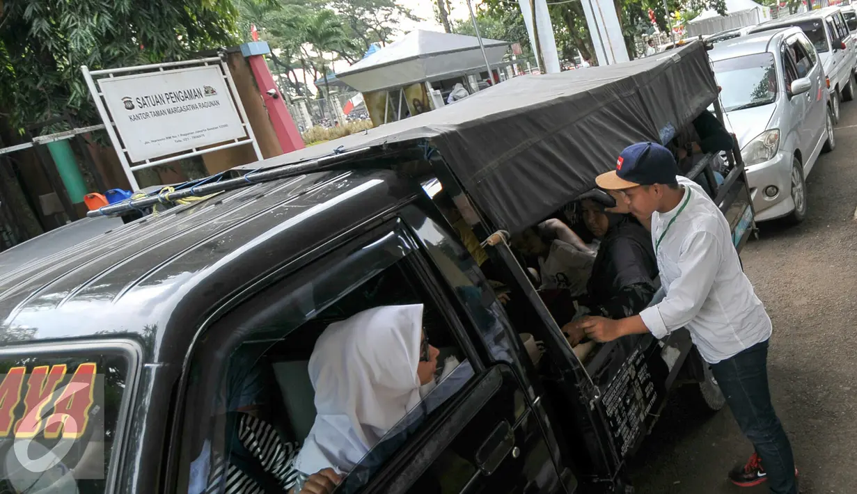 Petugas menghitung warga yang membeli tiket masuk ke Taman Margasatwa Ragunan, Jakarta, Sabtu (9/7). Pengunjung Kebun Binatang Ragunan kembali membeludak di libur Lebaran. (Liputan6.com/Yoppy Renato)