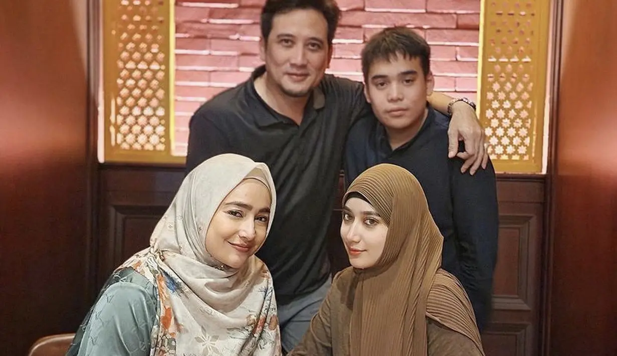 Bersama keluarganya, ia tampil serba cokelat dengan kerudung dan atasannya.  Credit: Instagram @osnapitzcha