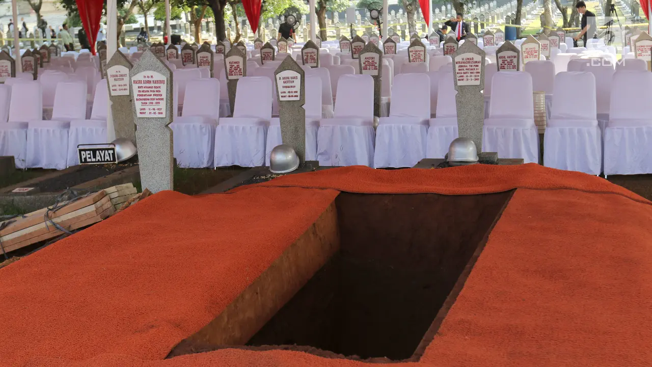 Sebelah Ainun, Ini Makam BJ Habibie di TMP Kalibata