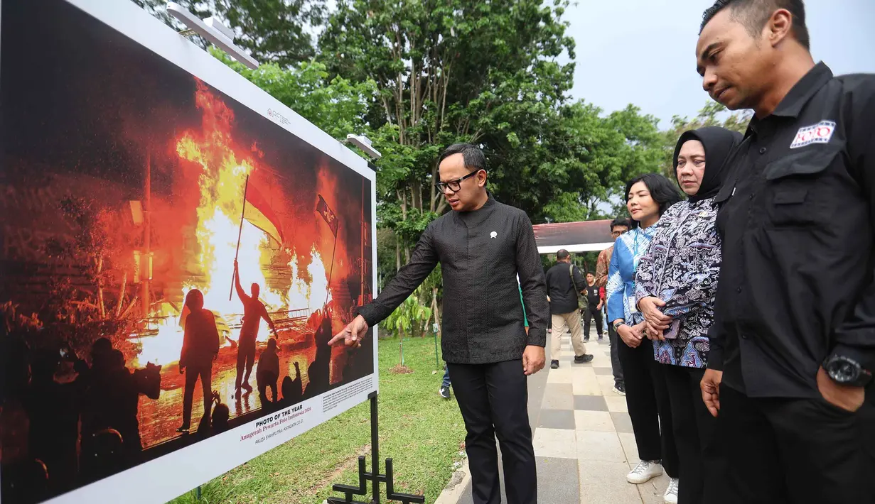 Wakil Menteri Dalam Negeri (Wamendagri), Bima Arya Sugiarto (tengah) didampingi Ketua Pewarta Foto Indonesia (PFI) Nasional, Dwi Pambudo melihat foto-foto pemenang ajang Anugerah Pewarta Foto Indonesia 2026 di halaman Auditorium Sekretariat Daerah Kabupaten Bogor, Jawa Barat, Jumat (8/5/2026). Bertempat di Auditorium Sekretariat Daerah, Kompleks Pemerintah Kabupaten Bogor, Cibinong, Anugerah Pewarta Foto Indonesia (APFI) 2026 resmi dibuka pada Jumat (8/5/2026). (Kapanlagi.com/Budy Santoso)
